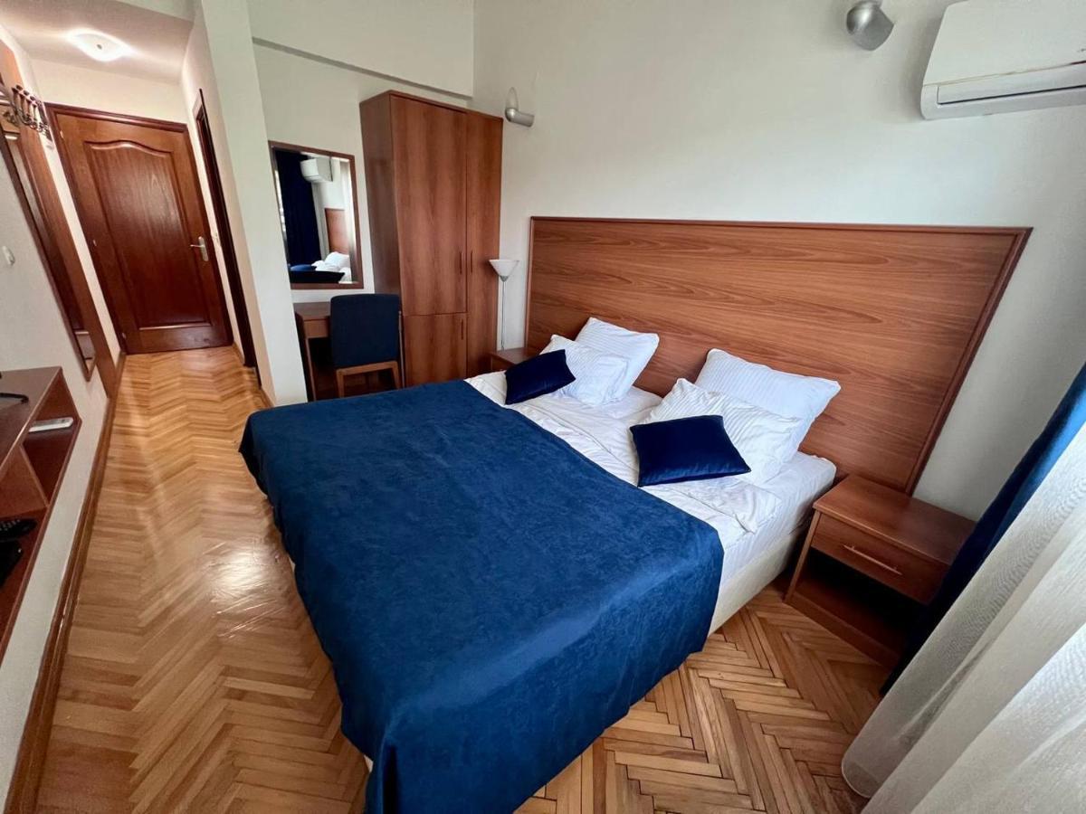 Hotel Ambasador Podgorica Exteriör bild