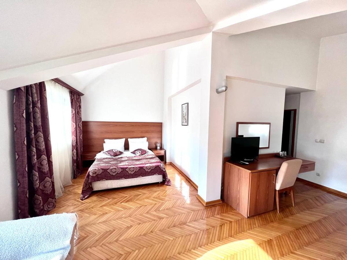 Hotel Ambasador Podgorica Exteriör bild