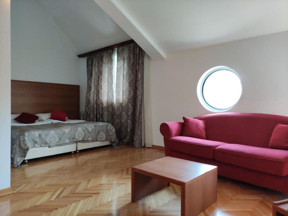 Hotel Ambasador Podgorica Exteriör bild
