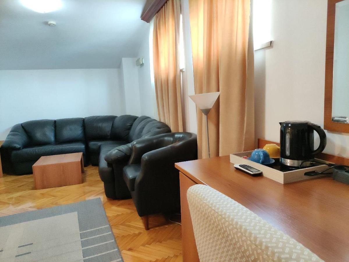 Hotel Ambasador Podgorica Exteriör bild