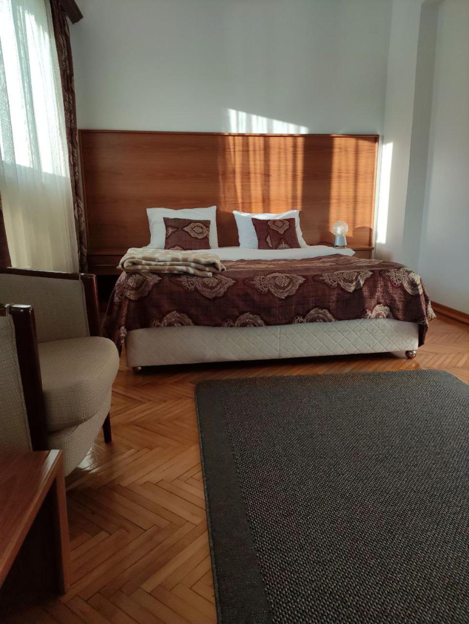Hotel Ambasador Podgorica Exteriör bild