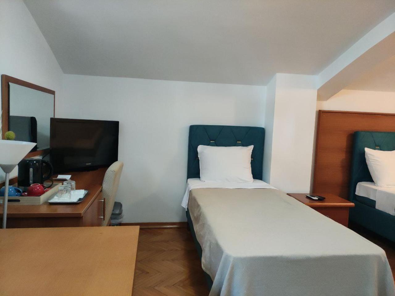 Hotel Ambasador Podgorica Exteriör bild
