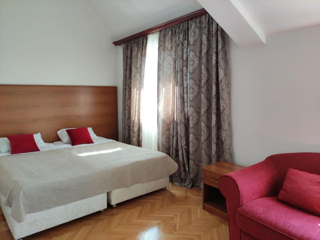 Hotel Ambasador Podgorica Exteriör bild