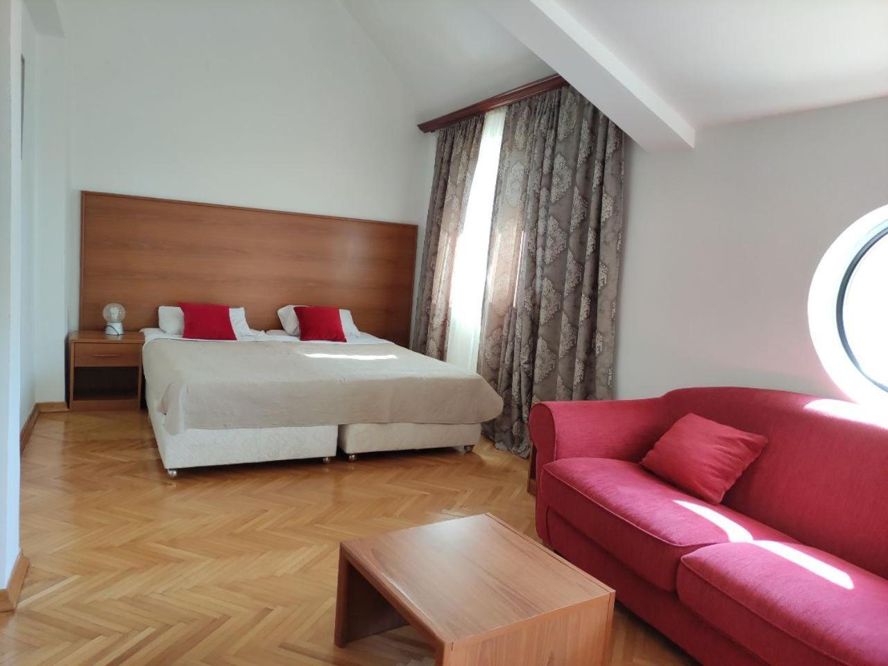 Hotel Ambasador Podgorica Exteriör bild