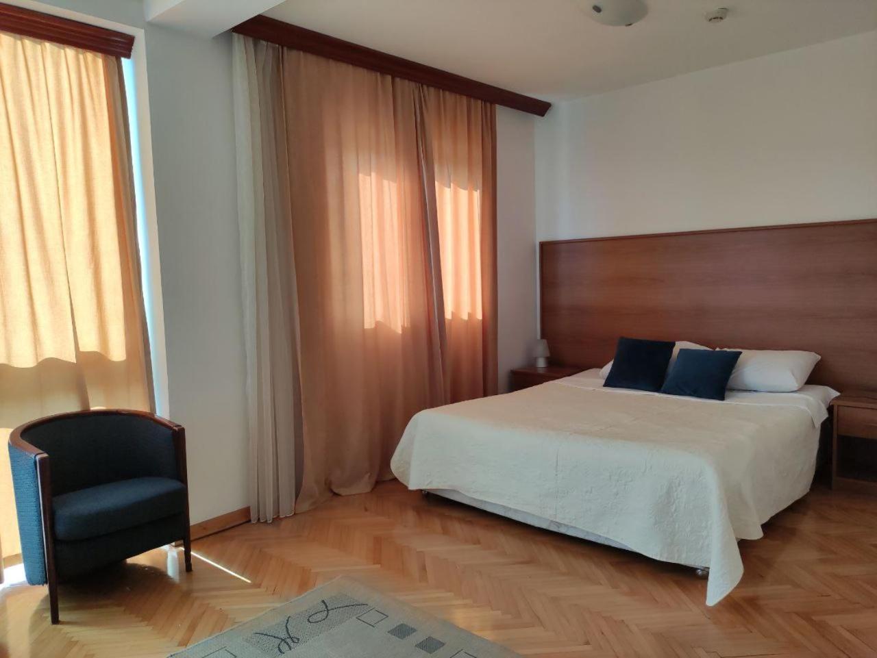 Hotel Ambasador Podgorica Exteriör bild